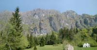 Ruderi di casere sui prati di Pradis in Val Lamen