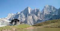 Rifugio Baita Segantini. Sullo sfondo, Cima della Vezzana e dei Bureloni 