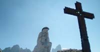 Il Cristo Pensante. Sullo sfondo, Cimon della Pala e Bureloni 