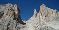 Il Rifugio Vajolet. Dietro, Punta Emma, Torre Est e Torri del Vajolet