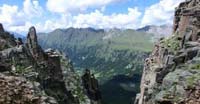 Ripido canalone roccioso. Sullo sfondo, i Monzoni 