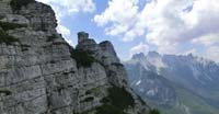 Tratto esposto lungo lo Spiz del Belvedere. Sullo sfondo, da sx: Castello di Moschesin, Tamer e San Sebastiano 