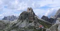 Il Rifugio Locatelli sotto il Sasso di Sesto e la Torre di Toblin. Dietro, i Baranci 