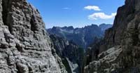 Da Forcella Cimoliana verso Val Monfalcon di Cimoliana. Sullo sfondo i Gruppi Pramaggiore e Brica 