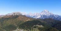 Zoppè di Cadore sotto il Monte Pena. Sullo sfondo, Antelao e Sorapiss 