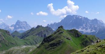 La Crepa Rosa e le Cime di Pezza. Sullo sfondo, il Pelmo e il Civetta 