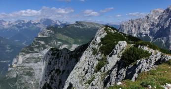 I ripidi versanti agordini della Lastia di Framont. Sullo sfondo, il Mont Alt de Pelsa