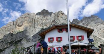 Il Rifugio Bruto Carestiato. Sullo sfondo, la Moiazza