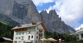 Il Rifugio Stella Alpina. Sullo sfondo, le Torri del Vajolet