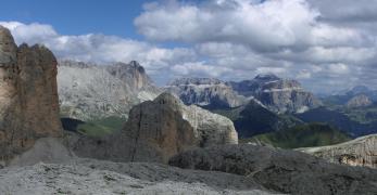 Il Sassopiatto e il Gruppo del Sella dal Passo di Laussa