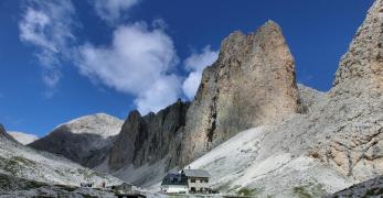 Il Rifugio Antermoia sotto la Croda del Lago