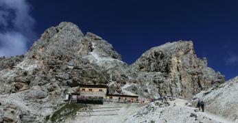 Il Rifugio Passo Principe all’omonimo Passo. Sullo sfondo, le Cime Valbona