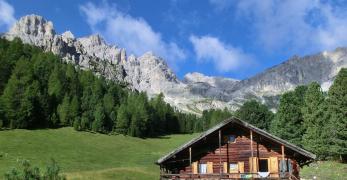 Maso presso la località I Toai. Sullo sfondo, il Passo delle Cigolade