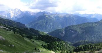 La Val Duron. Sullo sfondo, il Gruppo della Marmolada