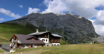 Il Rifugio Sasso Piatto sotto la parete Ovest del Sassopiatto