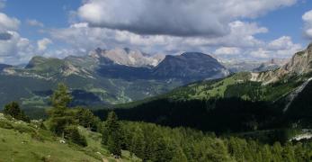 La Val Scura. Sullo sfondo, i gruppi Olde e Puez