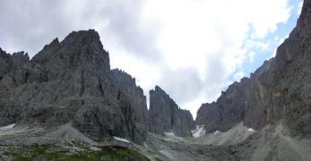 Il Rifugio Vicenza. Dietro: Punta Danterasc, Torre Innerkofler e Dente del Sassolungo