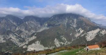 La Casera del Monte Fara e, sullo sfondo, il Monte Raut