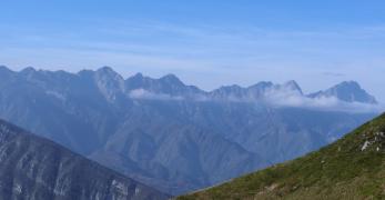 La dorsale del Monte Cavallo – Col Nudo dalla vetta del Monte Fara