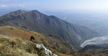 Il Monte Jouf e il greto del Torrente Cellina dalla cresta del Monte Fara