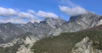 I Monti Ciavc, Castello e dell’Asta e, sullo sfondo, la cresta del Resettum