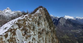 La ripida parete sud del Monte Sperone sulla Val Belluna