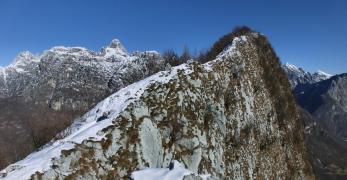 La ripida parete sud del Monte Sperone sulla Val Belluna. Sullo sfondo, i Monti del Sole