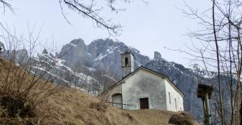 La chiesetta di San Mauro. Sullo sfondo il versante Ovest del Gruppo del Pizzocco