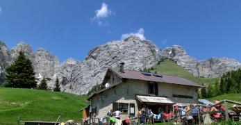 Il Rifugio Bruno Boz. Sullo sfondo, Le Torri di Neva e il Sass De Mur