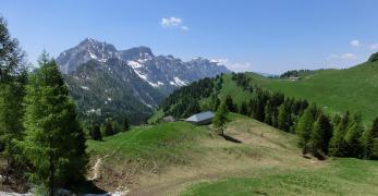 La conca prativa del Rifugio Bruno Boz