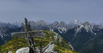 La vetta del Monte Zita. Sullo sfondo, il Gruppo del Bosconero e il Monte Pelmo