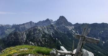 La vetta del Monte Zita. Sullo sfondo, il Gruppo del Duranno