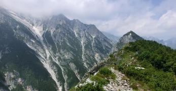 La cresta del Dosso Nadei. Sullo sfondo, Cima Mora e Cima dei Cantoni