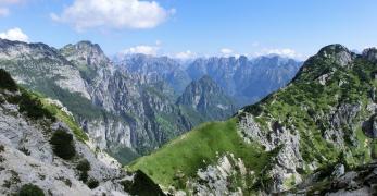 Forcella Intrigos. Sullo sfondo, i Monti del Sole