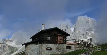 Il Rifugio Baita Segantini al Passo Costazza