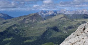 Cima Bocche e Juribrutto. Sullo sfondo, il Gruppo del Catinaccio