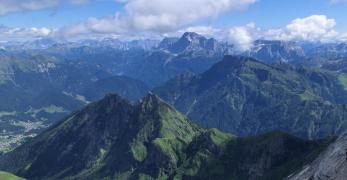 La Val di Focobon con il Cimon della Stia e il Monte Tamer in primo piano. Dietro, Cima Pape.