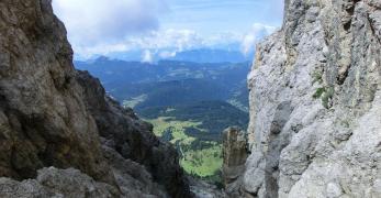 Il ripido ghiaione che scende dal Passo delle Coronelle verso il Rifugio A. Fronza