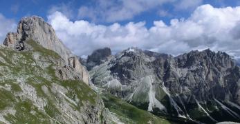 La Conca di Gardeccia dal Passo delle Coronelle. Da sx: il Catinaccio Centrale, Passo Principe, Cima delle Pope, Catinaccio d’Antermoia e le Crode di Larsech