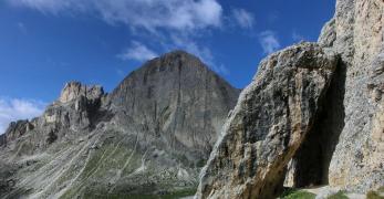 Caratteristico passaggio con vista sulla Roda de Vael