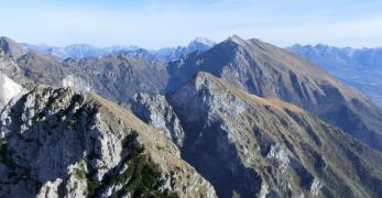 Il caratteristico allineamento del Monte Serva e del Zimon de Terne