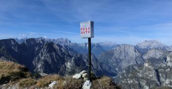 La cima della Pala Alta. Sullo sfondo, la Valle del Cordevole con i Monti del Sole, il Monte Zelo e i Gruppi del Moiazza, dell’Agner e la Marmolada