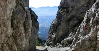 L’intaglio fra l’anticima e la cima della Pala Alta