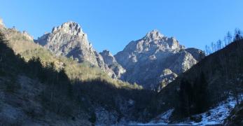 Il greto del Torrente Ledron. Sullo sfondo, il Monte Castello e il Monte Dell’Asta