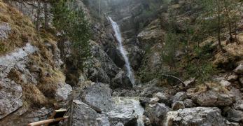 La cascata che scende dal Ciol de la Gialina