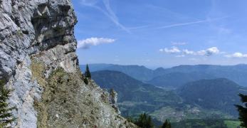 Lungo la mulattiere sul versante settentrionale del Monte Coppolo. Sullo sfondo, la Valle del Cismon