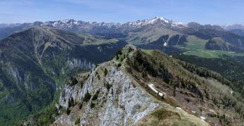 Il Passo Brocon e la Valle del Senaiga. Sullo sfondo, i Gruppi di Cima d’Asta e di Rava