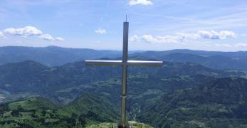 La Cros del Coppol sulla cima Occidentale del Monte Coppolo. Sullo sfondo, la Valle del Cismon