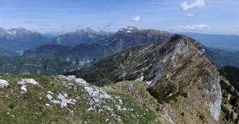 La cima orientale del Monte Coppolo dalla cima occidentale. Sullo sfondo, il Monte Pavione e il Gruppo del Cimonega