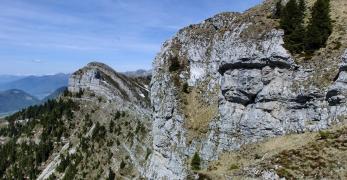 La cima occidentale del Monte Coppolo salendo verso la cima orientale